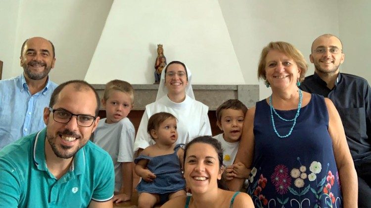 Vito Sidoti e Rita Pantani con figli e nipoti