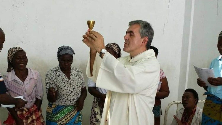 le père Antonio Perretta, au cours d’une célébration eucharistique