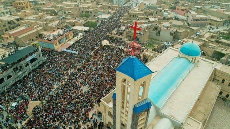 Una veduta dall'alto delle strade piene di fedeli nella Domenica delle Palme