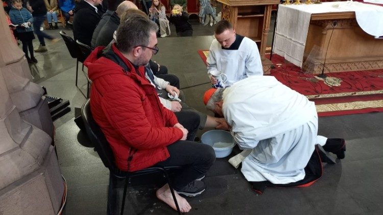 Kardinal Krajewski bei der Fußwaschung am Gründonnerstag in Kiew