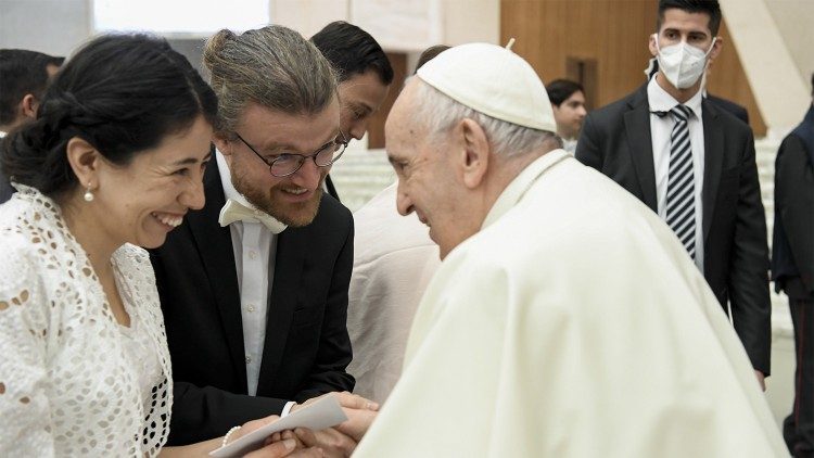 Roland Mller und seine Frau Elizabeth Daz Fernndez bei der Generalaudienz mit Papst Franziskus