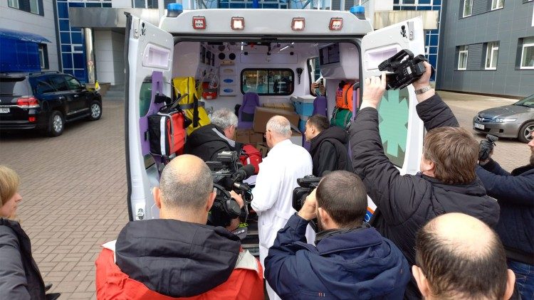 El Limonsero del Papa entrega la segunda ambulancia regalada por Francisco a Ucrania