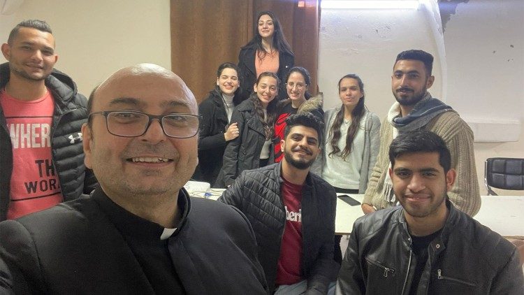 Padre Gabriel Romanelli e i giovani della sua parrocchia a Gaza