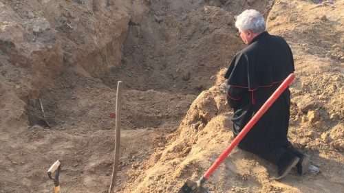 Kardinál Krajewski sa modlil pri masových hroboch v Borodjanke