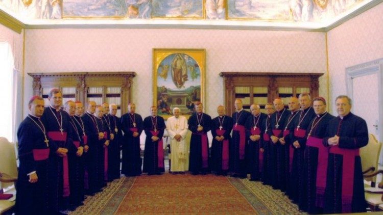 Zajednička slika hrvatskih biskupa s Benediktom XVI. u prigodi pohoda Ad Limina, 7. srpnja 2006.