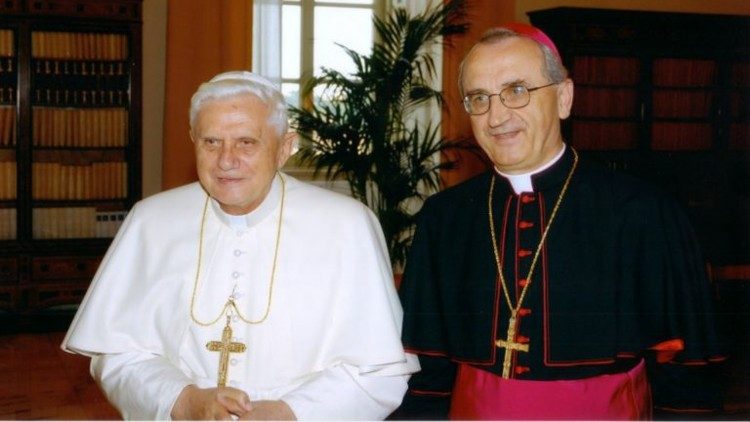 Osobni susret mons. Puljića s papom Benediktom XVI., Ad Limina, 7. srpnja 2006.