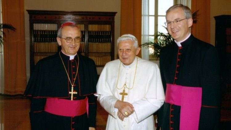 Susret mons. Želimira Puljića s Benediktom XVI., Ad Limina, 7. srpnja 2006.; u pratnji mons. Petar Raič