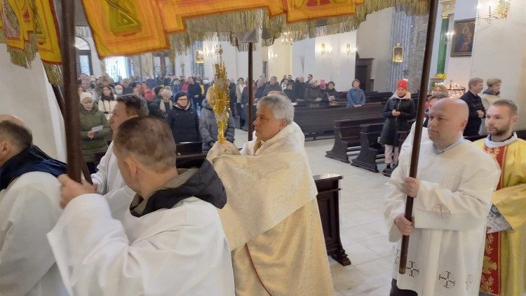 Кардинал Конрад Краевский в кафедральном соборе Киева (17 апреля 2022 г.)