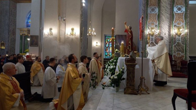 Кардинал Конрад Краевский на богослужении в кафедральном соборе Киева (17 апреля 2022 г.)