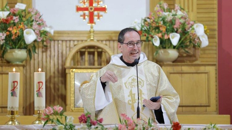 Pater Márquez Calle bei einer Messe in Kiew