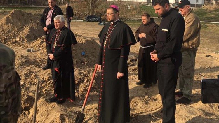 Ks. Rusłan nad zbiorową mogiłą w Buczy razem z papieskim wysłannikiem i nuncjuszem na Ukrainie
