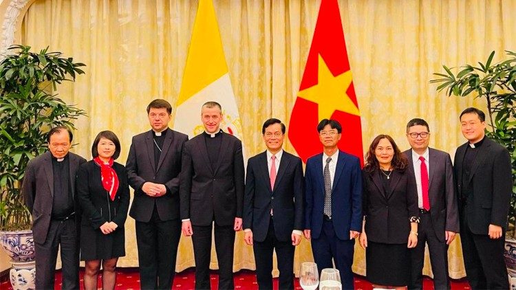 El grupo de trabajo Vietnam-Santa Sede, el cuarto desde la izquierda es Monseñor Wachowski, subsecretario para las Relaciones con los Estados.