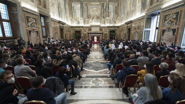Papež Frančišek je v soboto, 23. aprila 2022, sprejel v avdienco okoli 350 udeležencev misijonskega simpozija mladih.