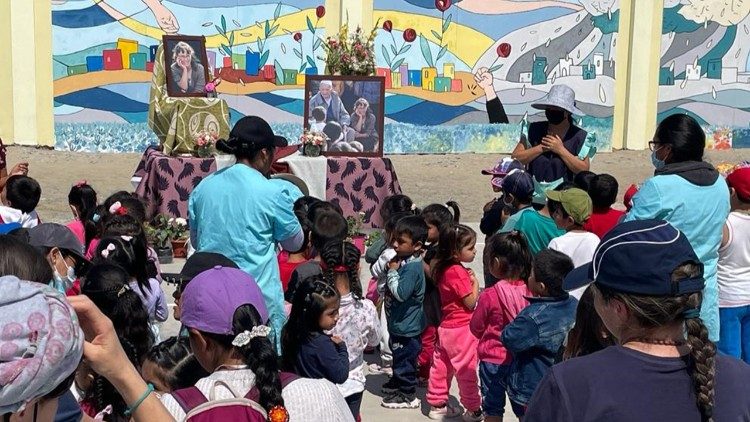 I bambini degli asili che Nadia gestiva, in preghiera davanti al murales di Nuevo Chimbote