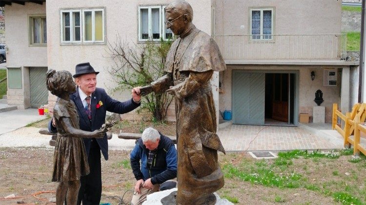 Novi brončani kip pape Ivana Pavla I. postavljen u dvorištu njegove rodne kuće. Kipar Carlo Balljana (lijevo)