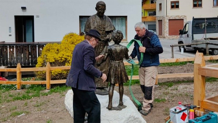 Un'latra immagine della nuova statua di Papa Luciani a Canale d'Agordo (Bl), mentre viene posizionata