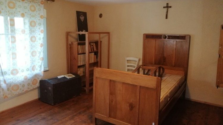 La stanza di Albino ed Edoardo da ragazzi, usata dal vescovo e poi patriarca Luciani nelle sue visite alla famiglia, con il baule in legno utilizzato nei viaggi