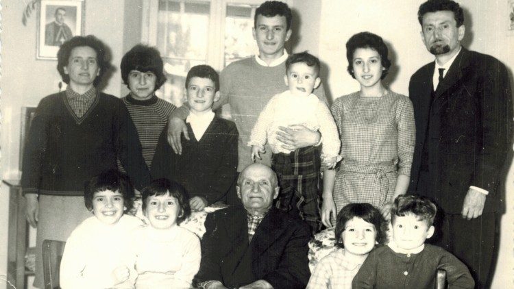 La numerosa famiglia di Edoardo Luciani (primo a destra), il fratello di Albino che con la moglie Antonietta (prima a sinistra) e i figli (qui nove, con il suocero di Edoardo) ha abitato la casa natale di Giovanni Paolo I fino alla morte, nel 2008.