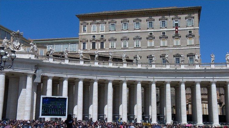 Papež Frančišek vodi vsako nedeljo in praznik opoldansko molitvijo Angel Gospodov z okna apostolske palače na Trgu sv. Petra.
