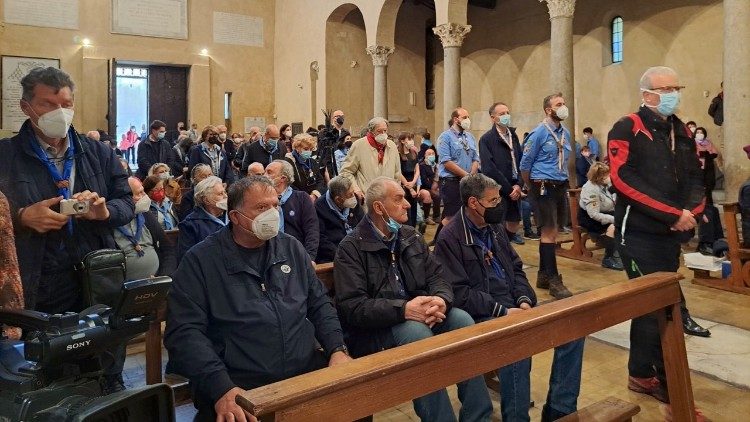 Il momento della distribuzione della comunione nella chiesa di San Giorgio in Velabro