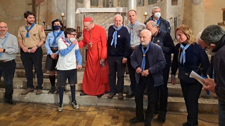 Il cardinal Ravasi al termine della celebrazione riceve i dono degli scout e delle guide italiani