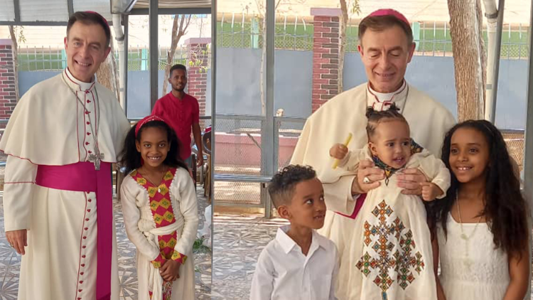 2022.04.26 Migliaia di profughi eritrei celebrano pasqua con nunzio apostolico di sudan e eritrea celebrano pasqua.