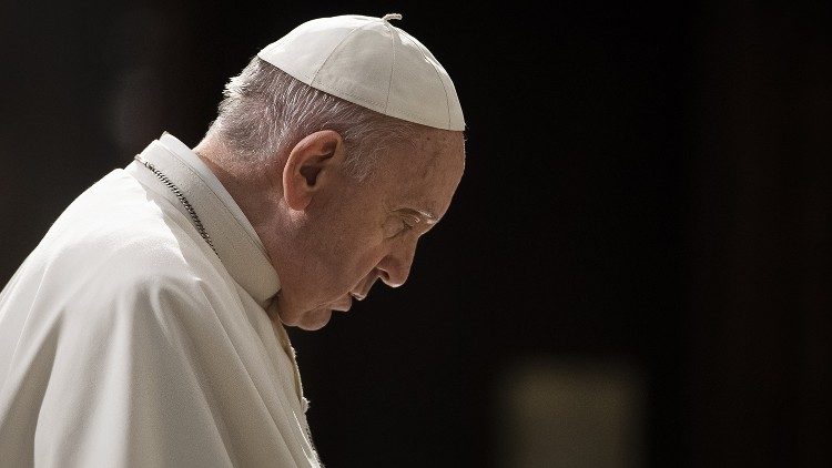 Le Pape François en pleine en prière. 
