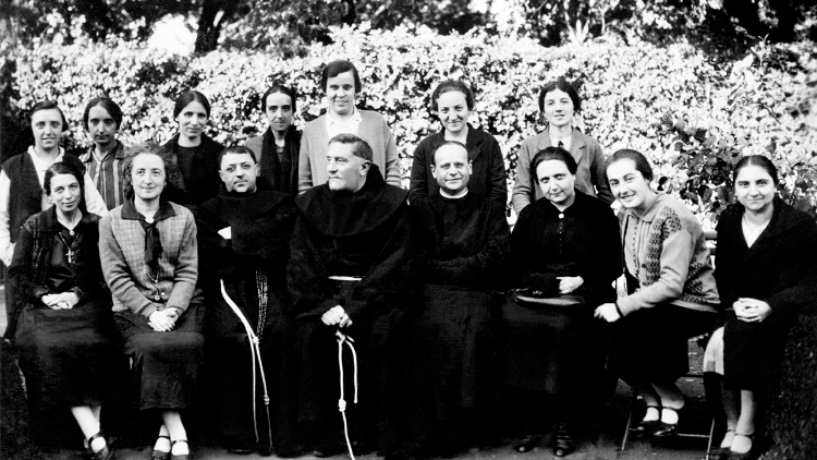 Armida Barelli (seconda da sx, in prima fila) e i dirigenti della Gioventù Femminile di Azione Cattolica, nel 1928 (Archivio generale per la storia dell’Università Cattolica del Sacro Cuore, Sezione fotografica)   