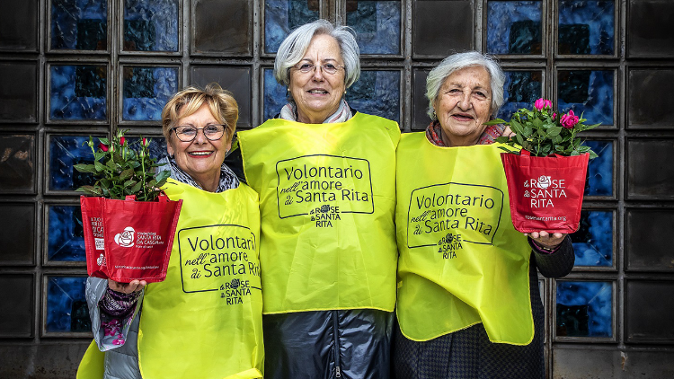 Le Rose di Santa Rita e alcune volontarie impegnate nell'iniziativa che porta in tutta Italia i fiori della Santa dei Casi Impossibili