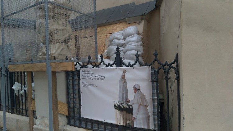 Ucraina: a Leopoli per difendersi dalle bombe, sacchi di sabbia e l'immagine del Papa