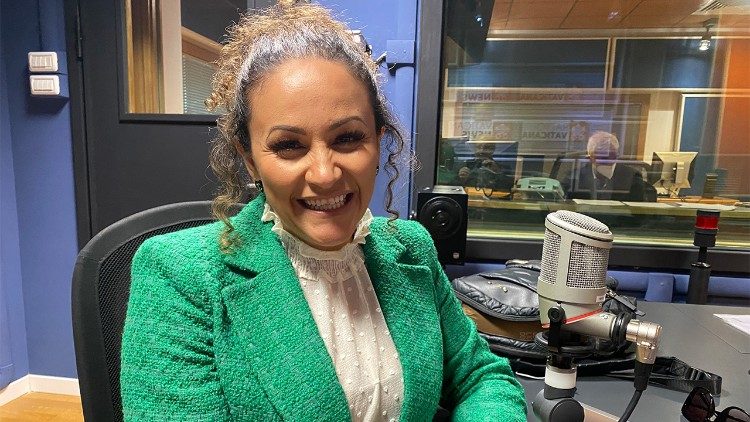 Ziza Fernandes visita a Rádio Vaticano