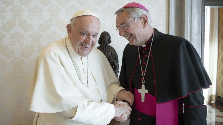 Papst Franziskus und der Bamberger Erzbischof Ludwig Schick im April 2022
