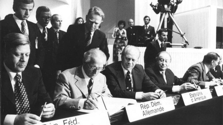 Un'immagine della Conferenza di helsinki del 1975
