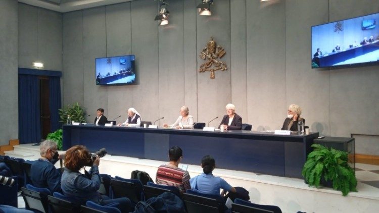 Representatives of the UISG at the Holy See Press Office