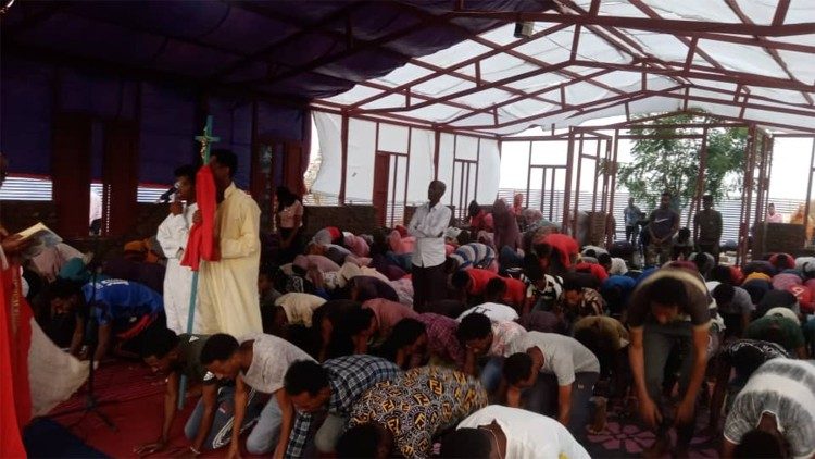 ምእመናን ሸገራብ ኣብ ትሕቲ ተንዳ ዝሕደስ ቤተመቅደስ ኪዳነምሕረት