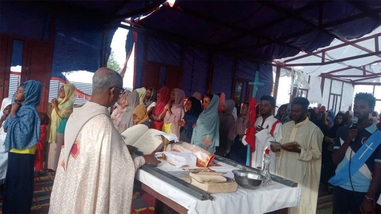 2022.04.29 Celebrazione pasqua eritrei nei campi di profughi Sudan