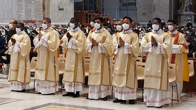 I nuovi diaconi durante la Messa di ordinazione nella Basilica di San Pietro