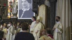Il-cardinale-Semeraro-e-accanto-il-ritratto-di-Armida-Barelli.jpg