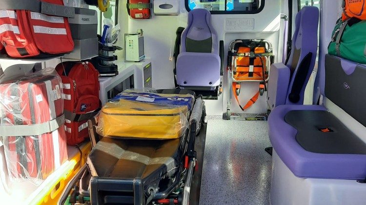 O interior da ambulância que será levada à Kiev