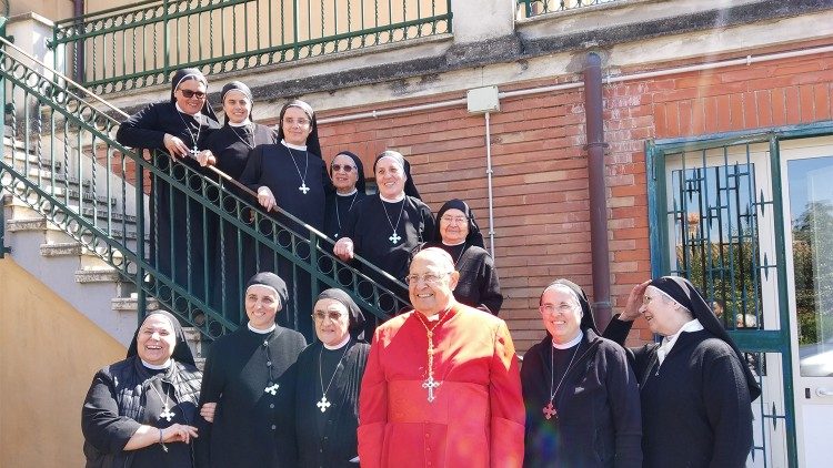 Il cardinale Sandri con la comunità di Grottaferrata delle suore basiliane figlie di Santa Macrina