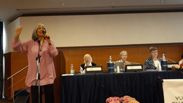 Sister Paula Jordão leads the UISG Plenary assembly in song