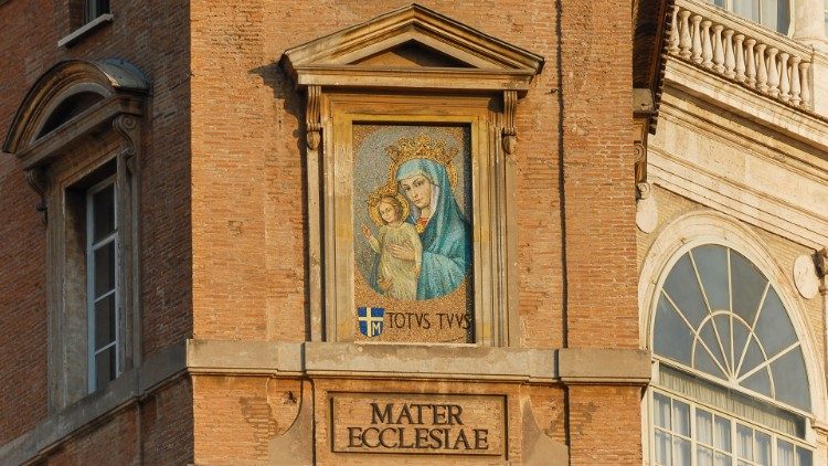 Szent II. János Pál pápa kérésére került a Szent Péter fölé a régi Oszlopos Madonna kegykép 