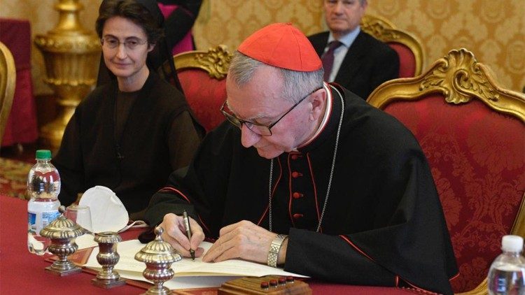 Il cardinale Parolin firma il Protocollo d'intesa per il rinnovo della Caserma delle Guardie Svizzere