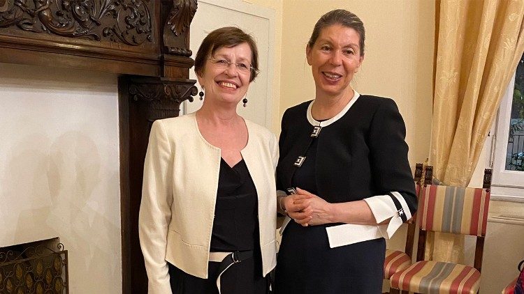 Doris Schmidauer, „First Lady" Österreichs, und Botschafterin Franziska Honsowitz-Friessnigg