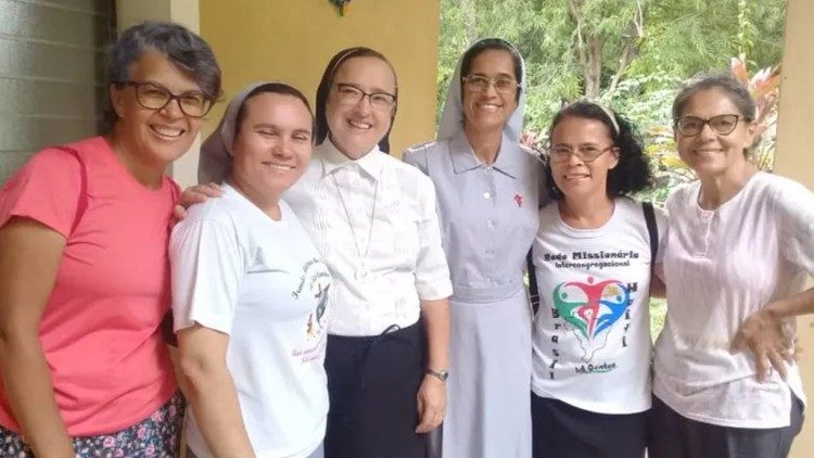 Irmã Maria Inês com duas Irmãs camilianas brasileiras e as três da Comunidade Intercongregacional