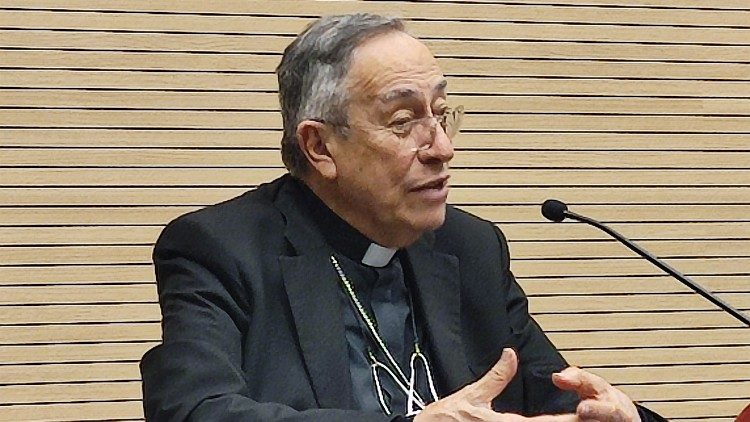 Kardinal Óscar Rodríguez Maradiaga bei einer Pressekonferenz im Mai 2022