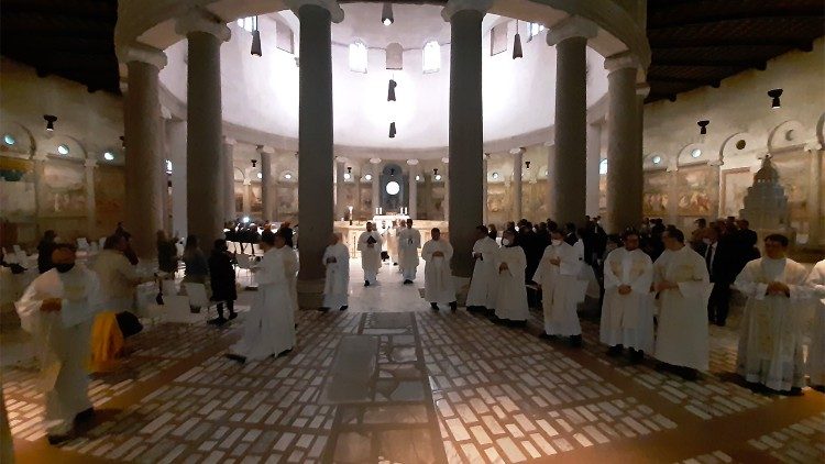Számos pap koncelebrált a szentmisén