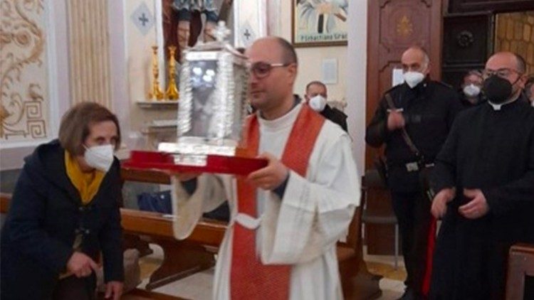 La reliquia del beato Livatino entra in una chiesa durante il pellegrinaggio