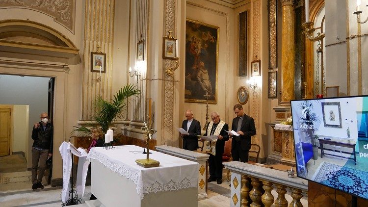 Il momento di preghiera all'inaugurazione del Centro con il cardinale De Donatis