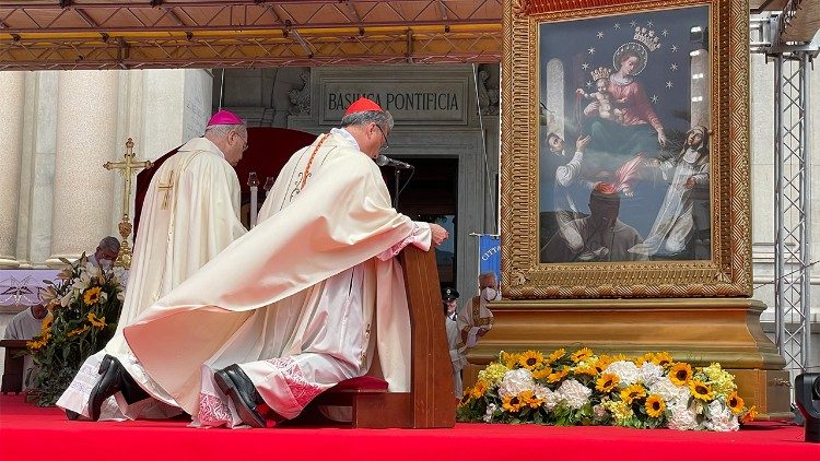 El cardenal Grech durante la súplica a la Virgen del Rosario de Pompeya. 